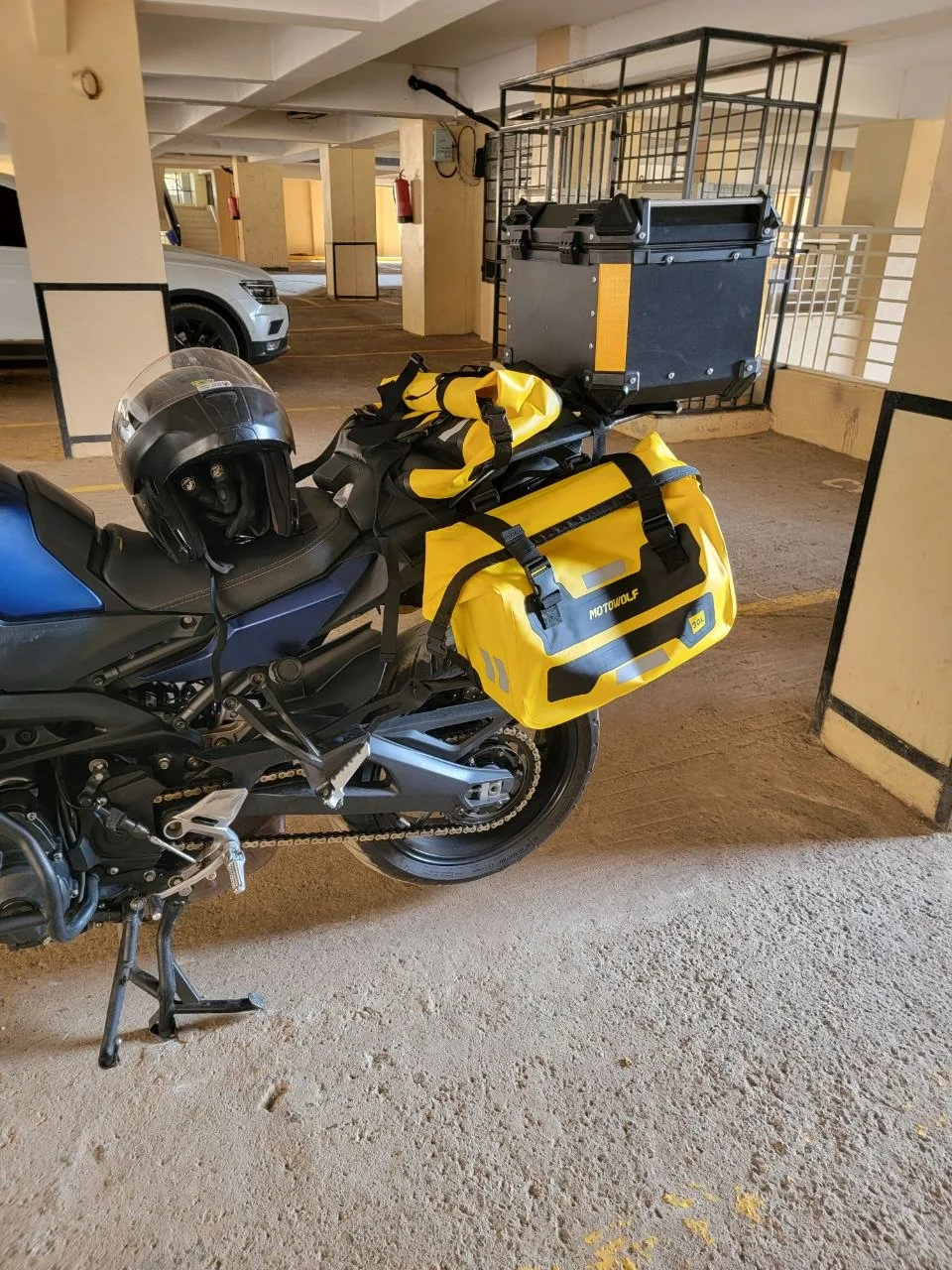 Yamaha Tracer 900GT — pannier rack installation — photo 1
