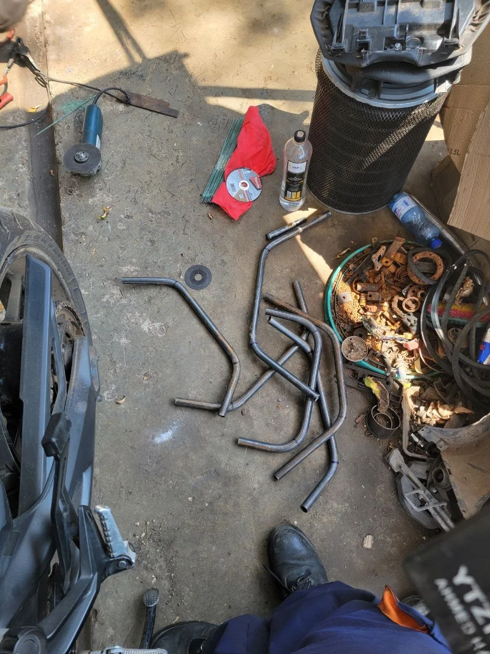 Yamaha Tracer 900GT — pannier rack installation — photo 5